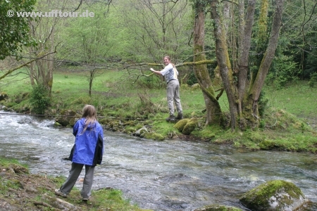 Hangeln über den Bach