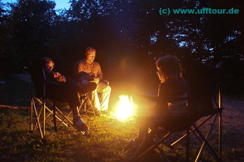 Nicht weit von der Bärenhöhle finden wir einen schönen Platz und entfachen das erste Lagerfeuer.