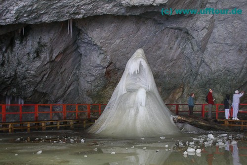 Die Hai-Skulptur in der Eishöhle