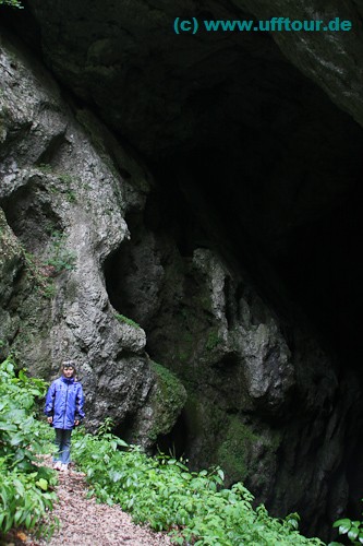 Höhlenportal in der Schlucht hinter dem Kloster Bistrita