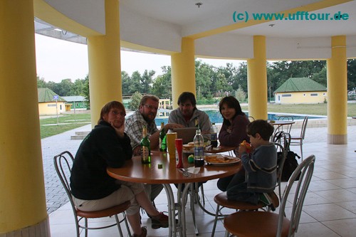 Beim Abendessen zeigen wir Luicien und seiner Frau die Reiseroute