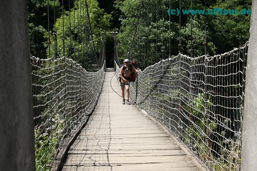 Stefan auf der Hängebrücke von Holzarte